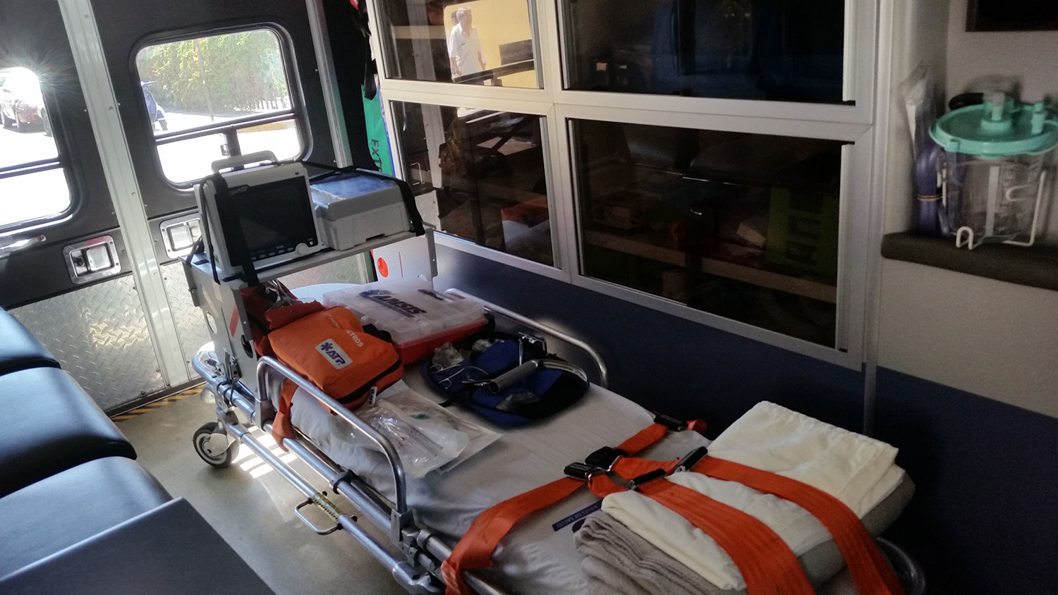 ambulancia-interior-oaxaca-equipo